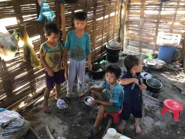 Thực hư thông tin 4 đứa trẻ chia nhau bát cơm ăn chung với xác ve sầu-2