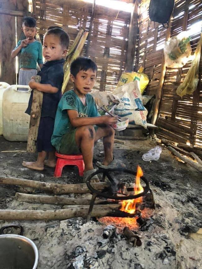 Thực hư thông tin 4 đứa trẻ chia nhau bát cơm ăn chung với xác ve sầu-3