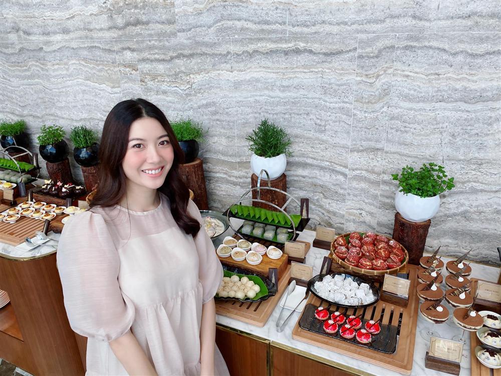 Á hậu Thúy Vân đăng loạt ảnh mặc váy thùng thình như bà bầu đích thực-2