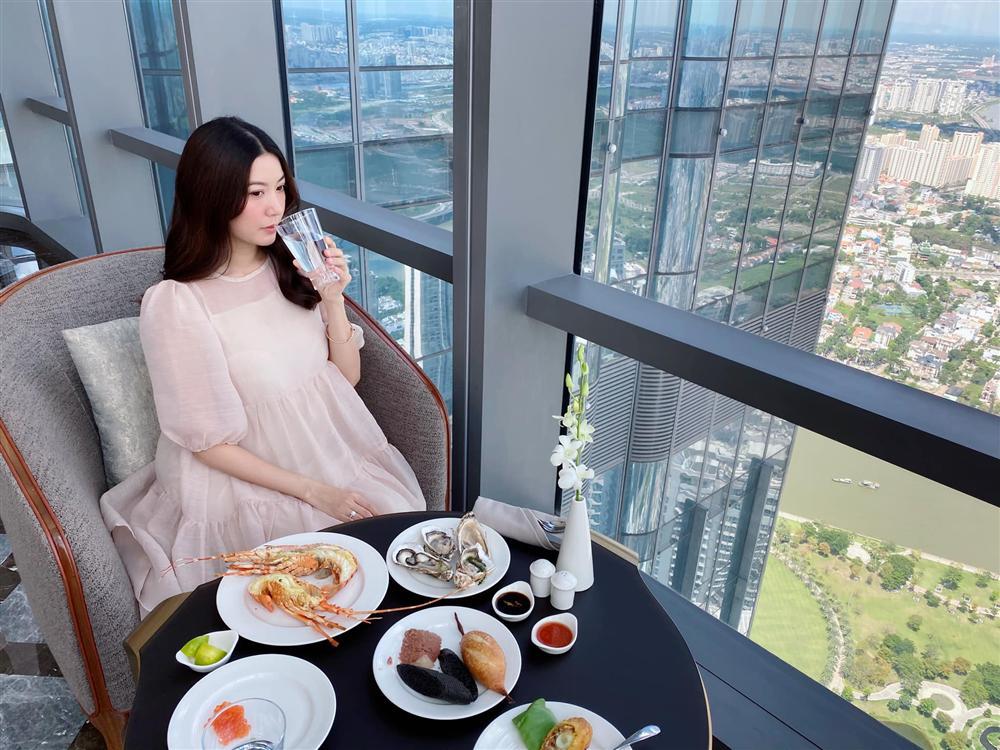 Á hậu Thúy Vân đăng loạt ảnh mặc váy thùng thình như bà bầu đích thực-3