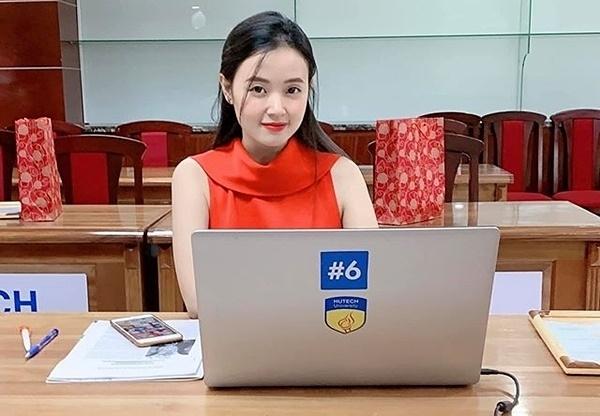 Midu chia sẻ hình ảnh nghiêm túc khi đi dạy học.