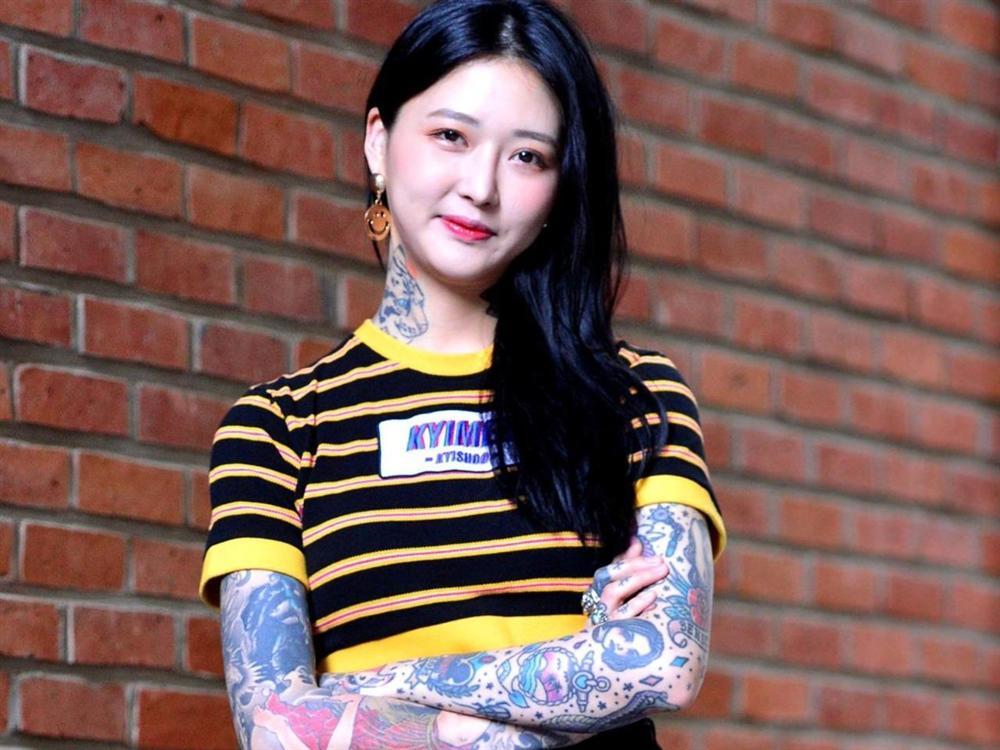 Nữ diễn viên đang lên bỗng bị chỉ trích hư hỏng vì hình xăm trên tay-5