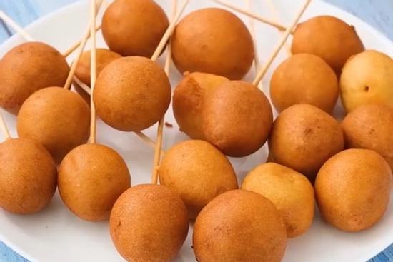 Dâu tây tẩm bột chiên giòn, mọng nước