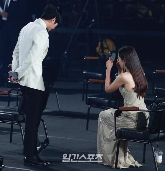 Khoảnh khắc bạn diễn nam kiên nhẫn chờ Son Ye Jin soi gương-2