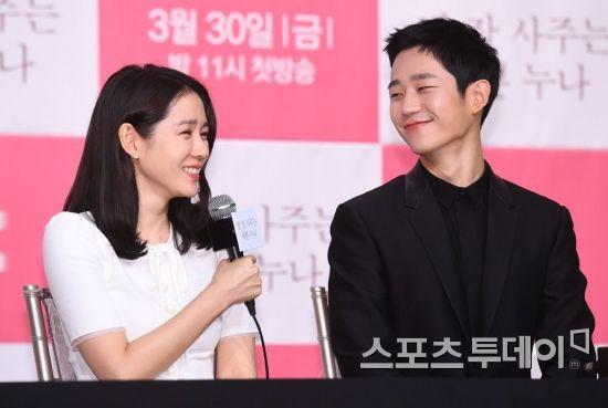 Khoảnh khắc bạn diễn nam kiên nhẫn chờ Son Ye Jin soi gương-4