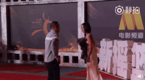 Địch Lệ Nhiệt Ba hoảng hốt khi fan cuồng lao lên sân khấu cầu hôn-6