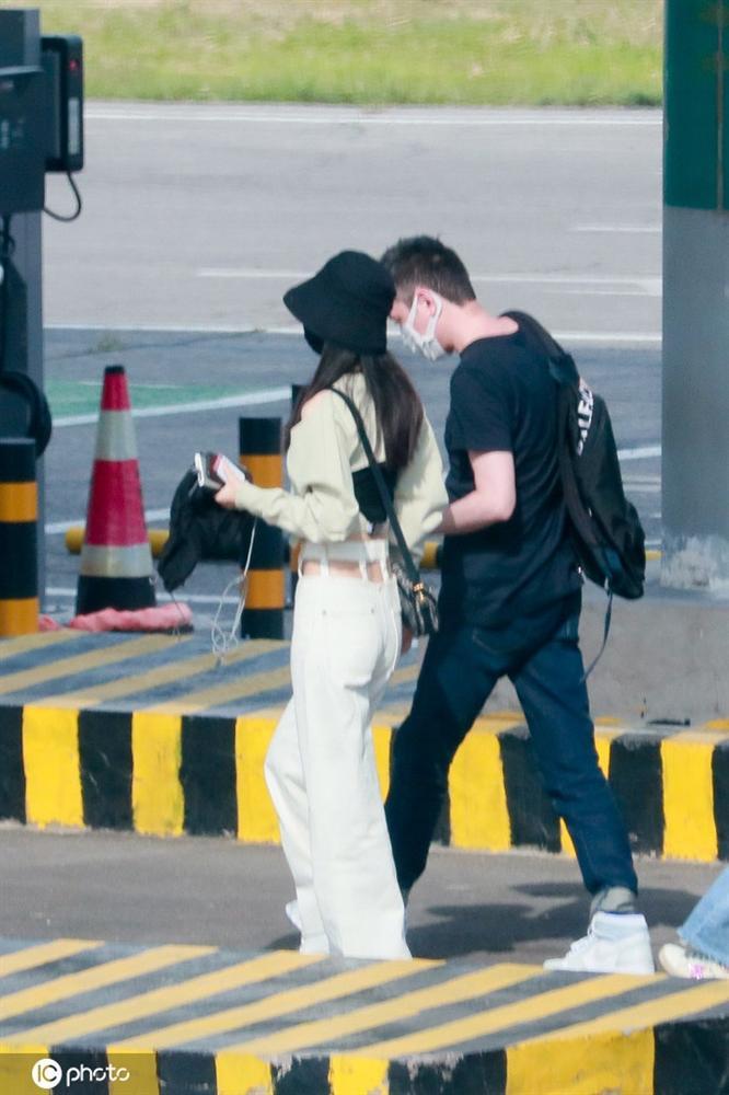 Những lần hiếm hoi Triệu Lệ Dĩnh lên đồ khoe da thịt táo bạo-1