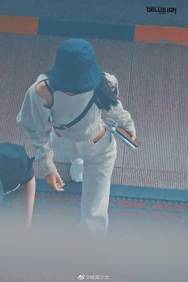 Triệu Lệ Dĩnh khoe eo con kiến, sánh đôi Phùng Thiệu Phong sau tin đồn ly hôn-8