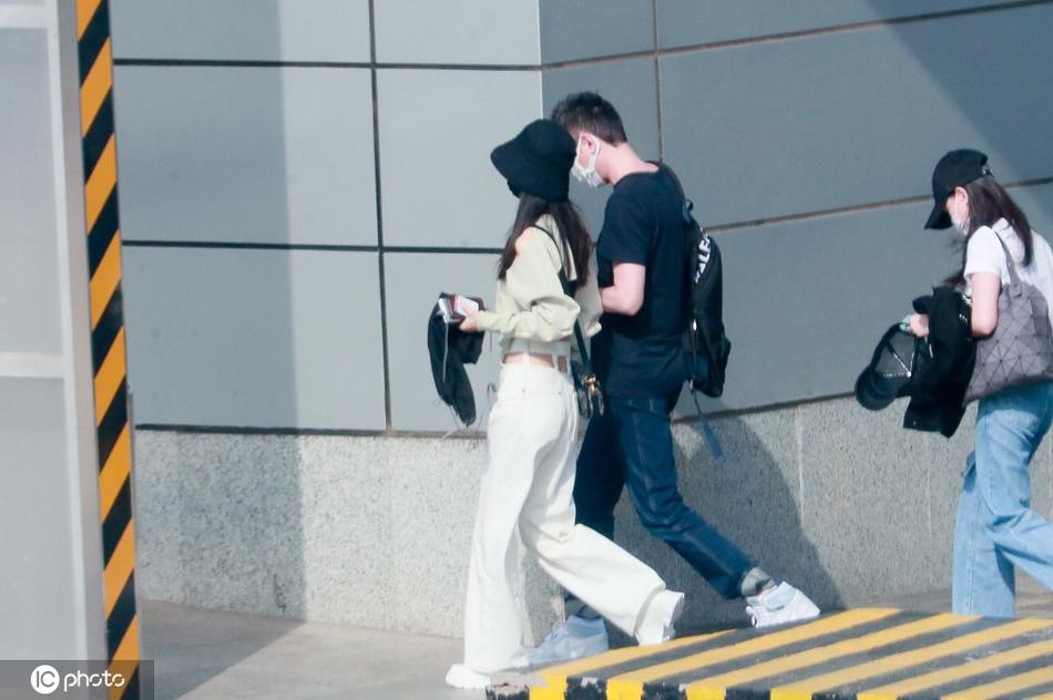 Triệu Lệ Dĩnh khoe eo con kiến, sánh đôi Phùng Thiệu Phong sau tin đồn ly hôn-2