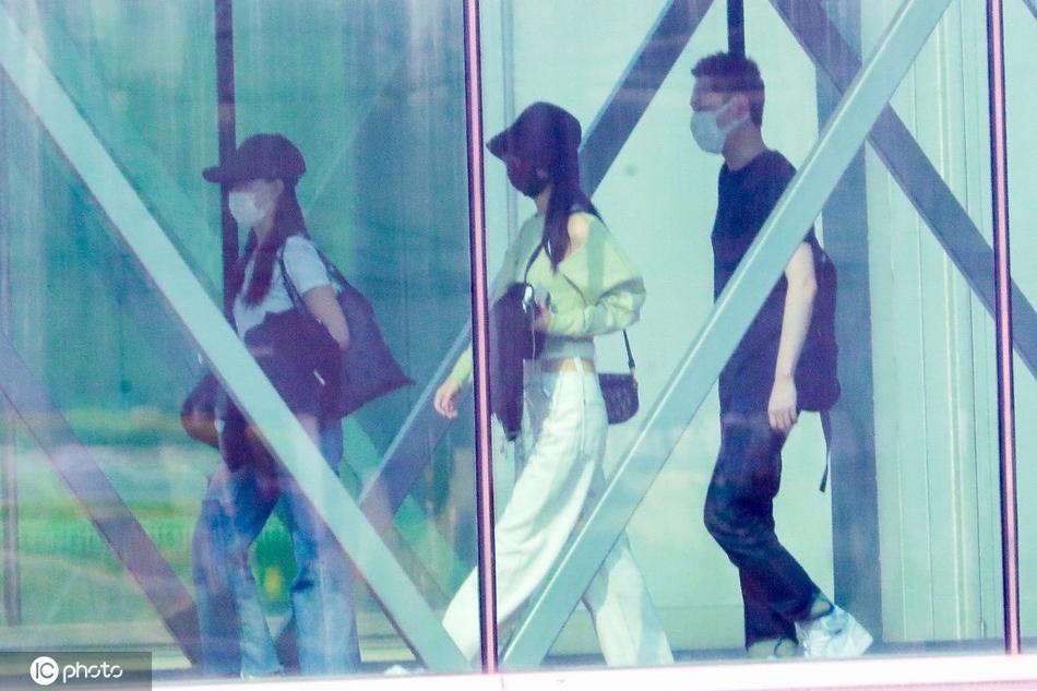 Triệu Lệ Dĩnh khoe eo con kiến, sánh đôi Phùng Thiệu Phong sau tin đồn ly hôn-3