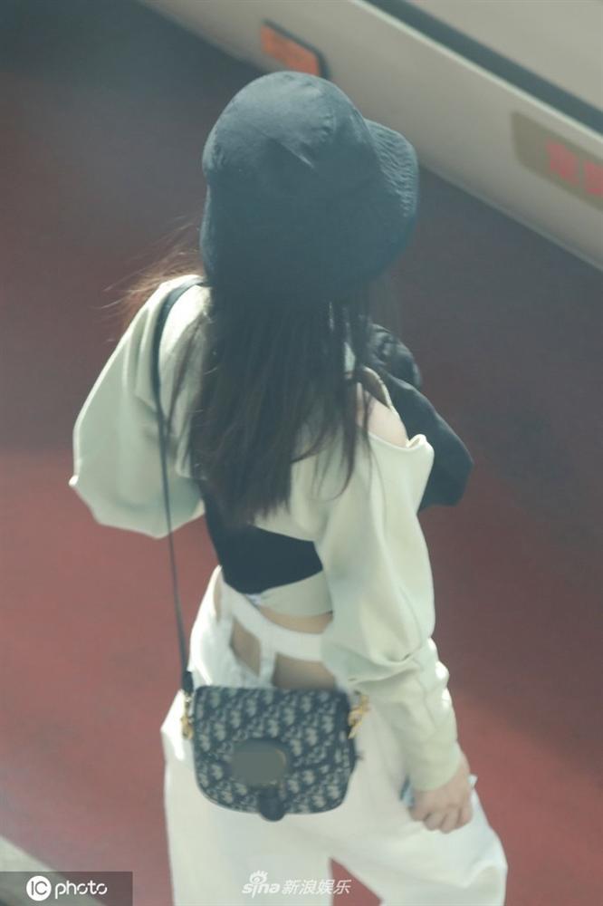 Triệu Lệ Dĩnh khoe eo con kiến, sánh đôi Phùng Thiệu Phong sau tin đồn ly hôn-6