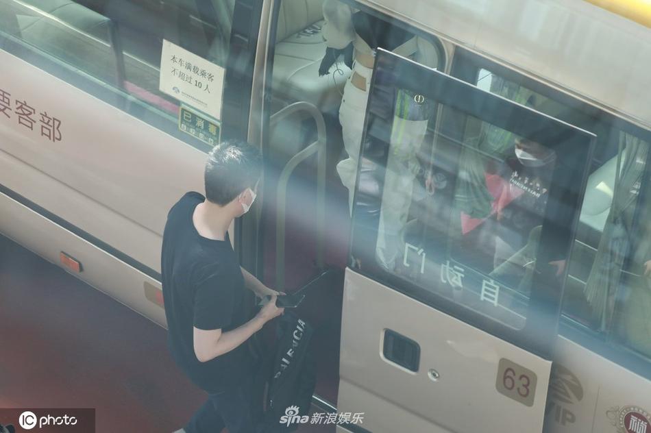 Triệu Lệ Dĩnh khoe eo con kiến, sánh đôi Phùng Thiệu Phong sau tin đồn ly hôn-7