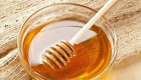Ít ai biết rằng sử dụng mật ong để thoa mặt mỗi ngày, có thể trị tàn nhang, làm trắng da và giúp da mềm mại-1
