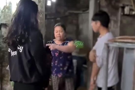 Về ra mắt nhà bạn trai, cô gái bị mẹ anh hỏi khó 'cháu có biết dọn chuồng lợn không?'