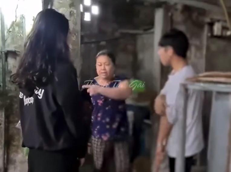 Về ra mắt nhà bạn trai, cô gái bị mẹ anh hỏi khó cháu có biết dọn chuồng lợn không?-1