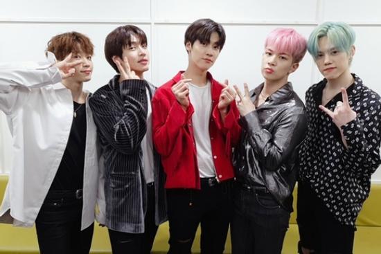 Loạt nhà đài đồng loạt 'bật khóc' vì một nhóm nhạc kết thúc quảng bá, là ai mà 'quyền lực' đến vậy?