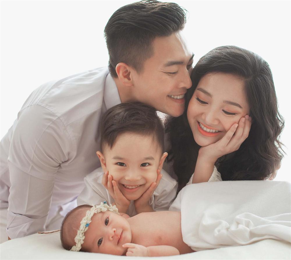 3 cặp vợ chồng gương vỡ lại lành, tái hợp càng yêu thắm thiết hơn của showbiz Việt-7