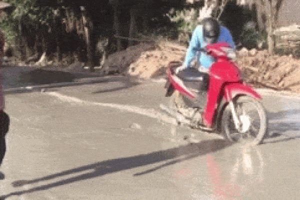 Clip: Phóng xe máy vào đoạn đường vừa làm, lý do cô gái đưa ra càng thêm bực mình-1
