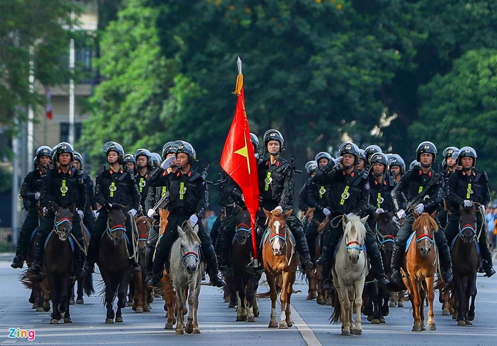 Dàn kỵ binh diễu hành trước nhà Quốc hội-1