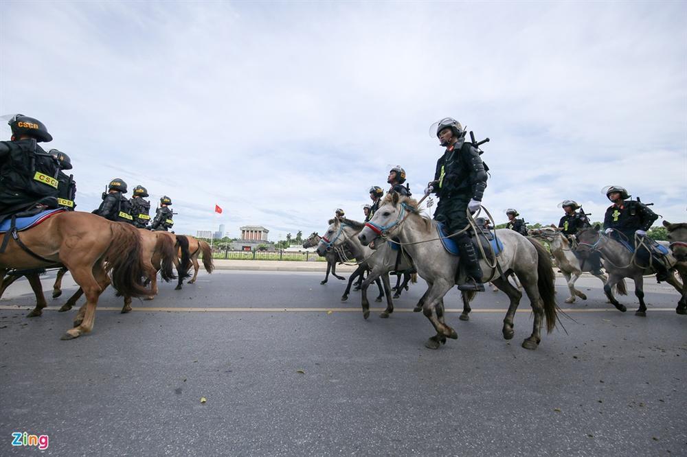 Dàn kỵ binh diễu hành trước nhà Quốc hội-2