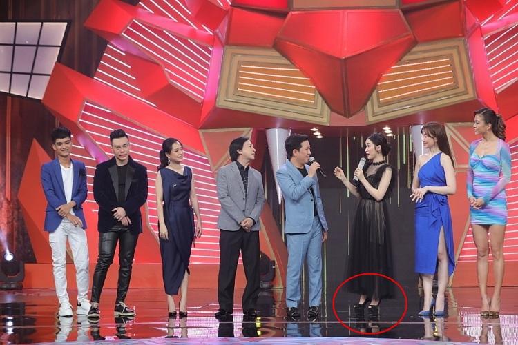 Hòa Minzy gây choáng nhẹ trước khả năng đi giày cao gót sương sương 23cm-3