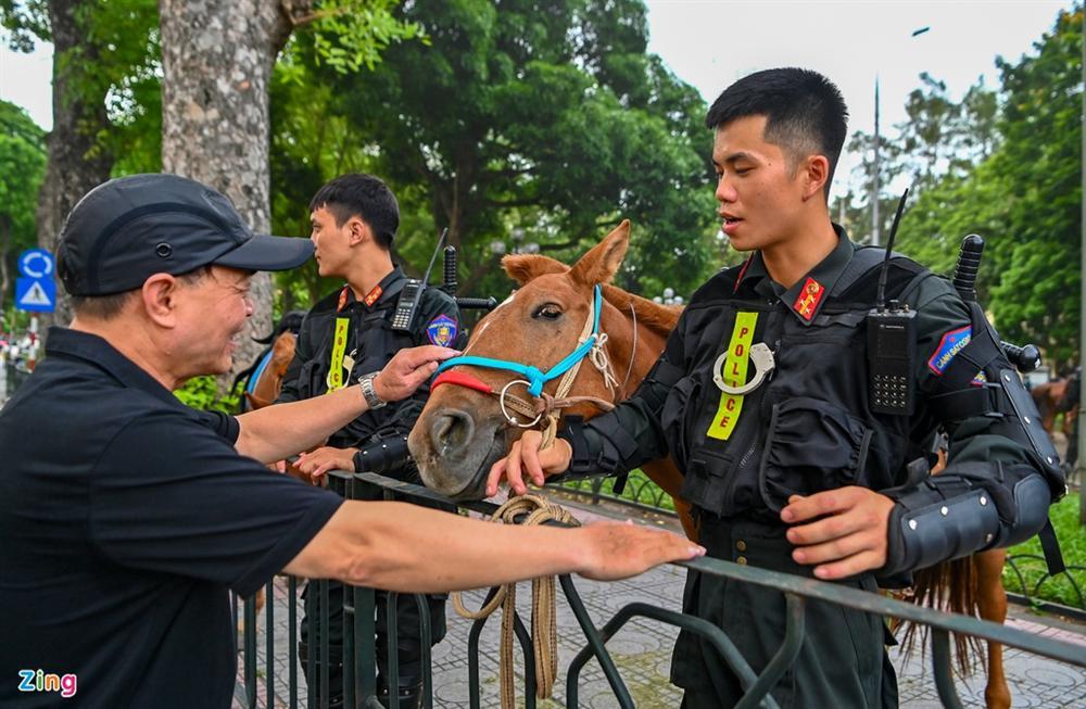 Dàn kỵ binh diễu hành trước nhà Quốc hội-8