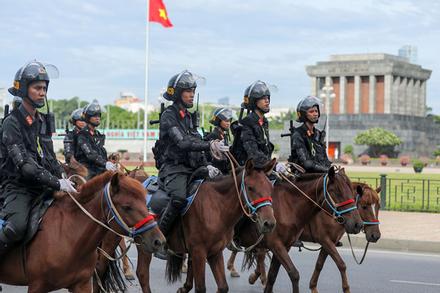 Dàn kỵ binh diễu hành trước nhà Quốc hội