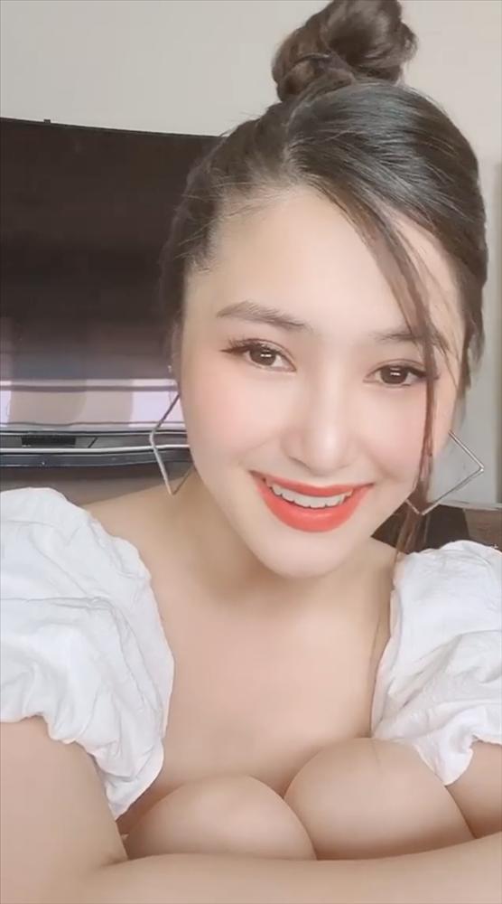 Hương Tràm livestream bằng app ảo diệu, đẹp thì có đẹp nhưng tivi dị dạng mất rồi-2