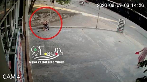 Clip: Bé gái bị điện giật nằm bất động ngay trước nhà, 2 người lớn đứng cạnh không hay biết-2