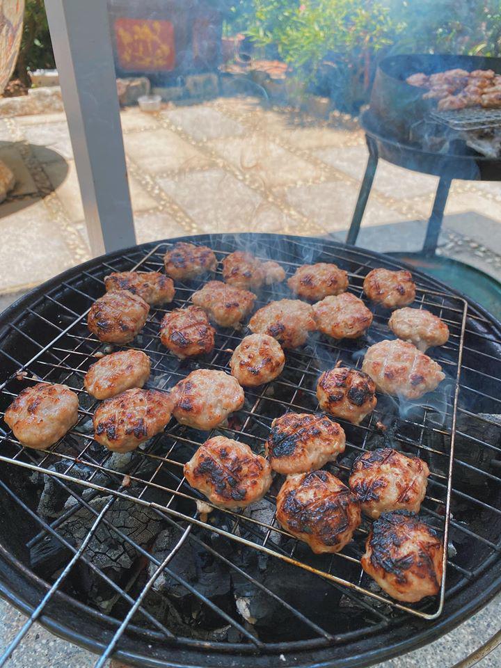 Tăng Thanh Hà về nhà mẹ đẻ làm bún chả, dân tình lại tranh cãi vì điểm thiếu thẩm mỹ-1