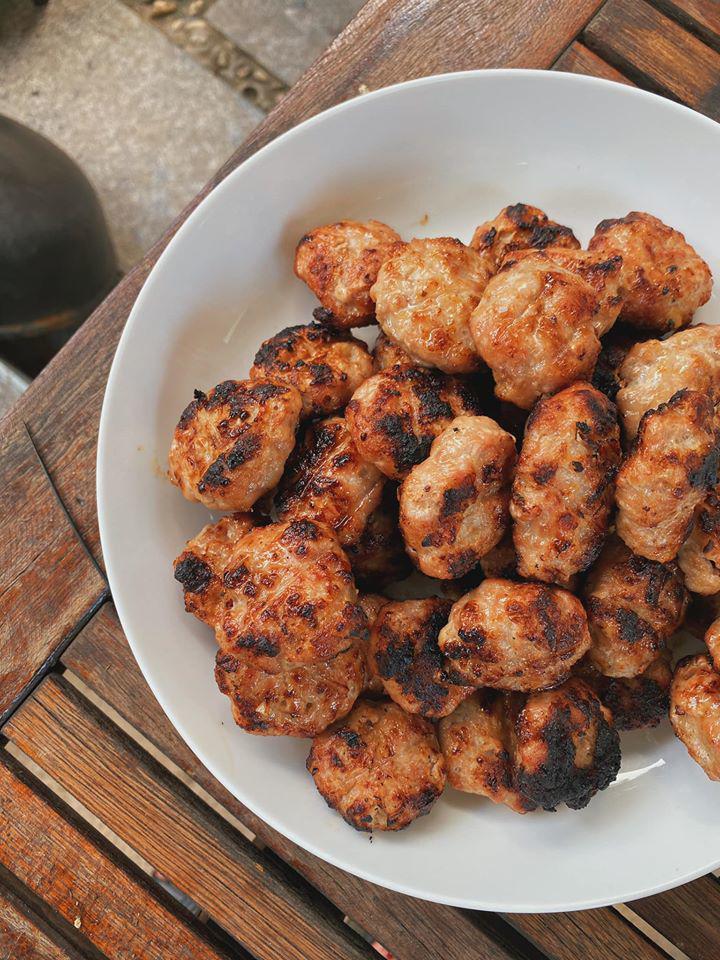 Tăng Thanh Hà về nhà mẹ đẻ làm bún chả, dân tình lại tranh cãi vì điểm thiếu thẩm mỹ-3