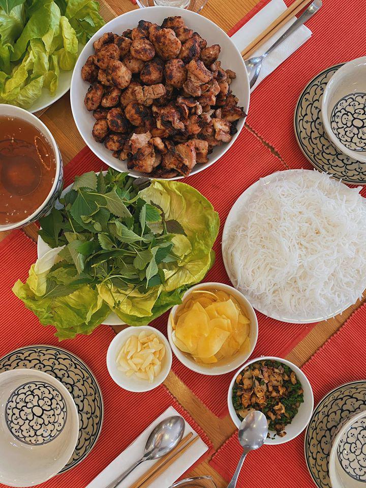 Tăng Thanh Hà về nhà mẹ đẻ làm bún chả, dân tình lại tranh cãi vì điểm thiếu thẩm mỹ-4