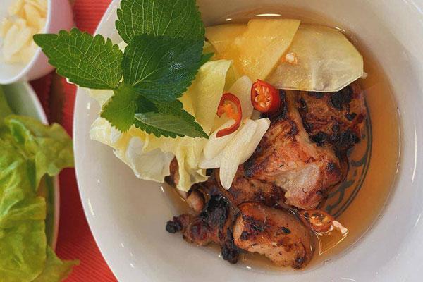 Rich kid Tiên Nguyễn nếm thử bún chả Obama khi đến Hà Nội-2