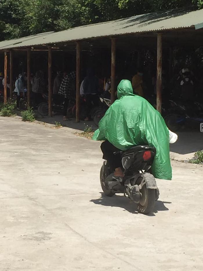 Quên mang áo chống nắng thì ta trùm áo mưa.