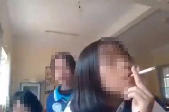 Nhóm nữ sinh cấp 2 quay clip phì phèo hút thuốc trong lớp, phụ huynh nào thấy cũng sốc nặng