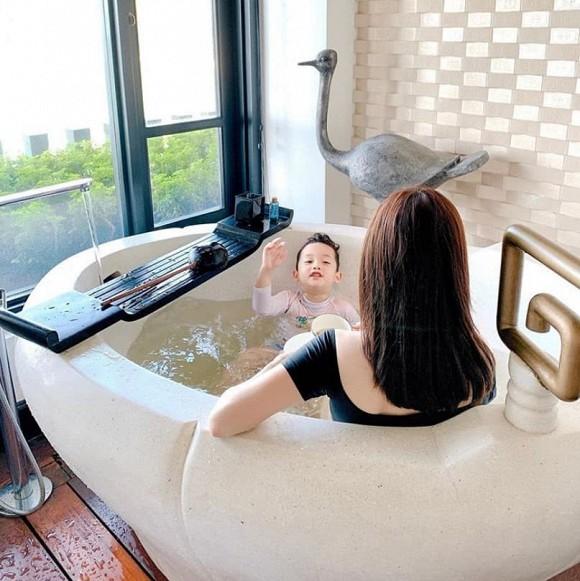 Khoe ảnh đưa con du lịch, nhan sắc tuổi 30 của Ly Kute khiến hội chị em ghen tị-5