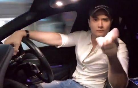 Quang Trung bỏ tay khỏi vô lăng khi đang lái xe-4