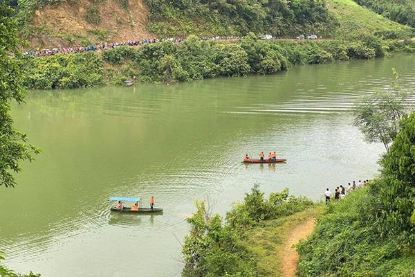 Lật thuyền chở 7 người tới thác chơi, 3 người mất tích-1