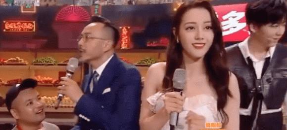 Mỹ nhân Tân Cương Địch Lệ Nhiệt Ba xuất hiện tiều tụy sau khi bị fan cuồng xông lên sân khấu cầu hôn-1