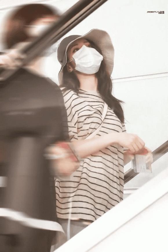 Mỹ nhân Tân Cương Địch Lệ Nhiệt Ba xuất hiện tiều tụy sau khi bị fan cuồng xông lên sân khấu cầu hôn-2