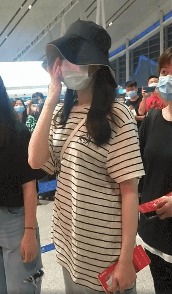 Mỹ nhân Tân Cương Địch Lệ Nhiệt Ba xuất hiện tiều tụy sau khi bị fan cuồng xông lên sân khấu cầu hôn-3