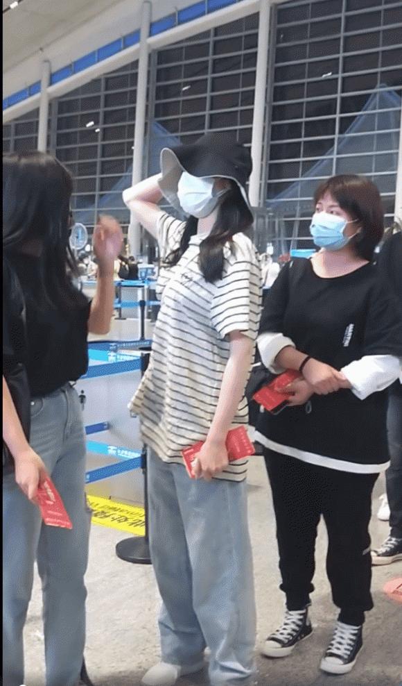 Mỹ nhân Tân Cương Địch Lệ Nhiệt Ba xuất hiện tiều tụy sau khi bị fan cuồng xông lên sân khấu cầu hôn-4