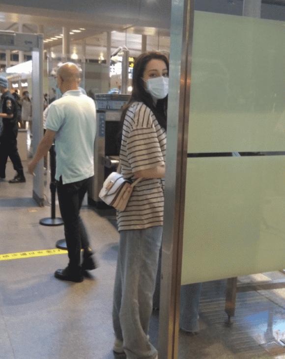 Mỹ nhân Tân Cương Địch Lệ Nhiệt Ba xuất hiện tiều tụy sau khi bị fan cuồng xông lên sân khấu cầu hôn-5