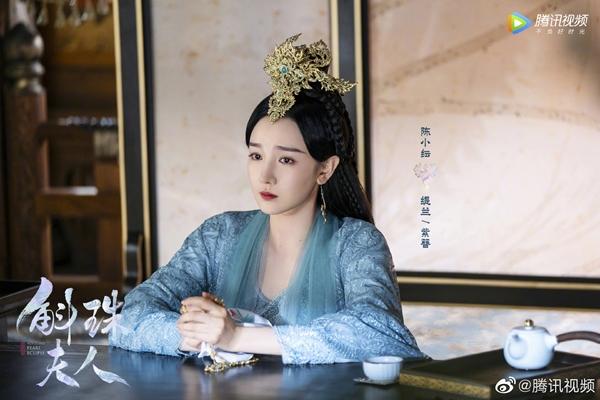 Trong đó nổi bật nhất là nữ phụ Trần Tiểu Vân. Cô có ngoại hình xinh đẹp và ăn vận lộng lẫy nhất phim. Nhan sắc của nữ diễn viên được đánh giá lấn át cả nữ chính Dương Mịch.