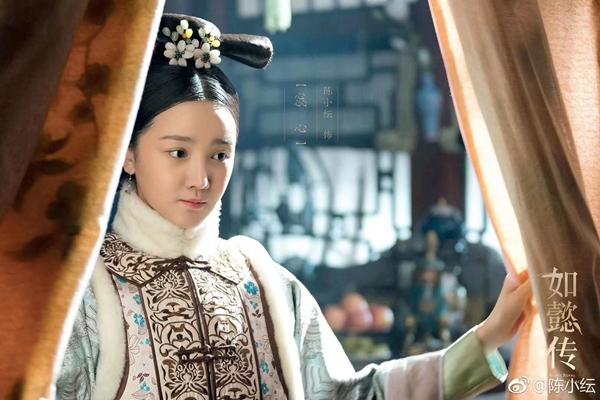 Trần Tiểu Vân nổi tiếng sau vai diễn Tỏa Tâm / Nhị Tâm trong "Hậu cung Như Ý truyện". Trong phim, cô cung nữ của Như Ý (Châu Tấn) và có chuyện tình tay ba với thái giám Lý Ngọc và thái y Giang Lăng Bân.