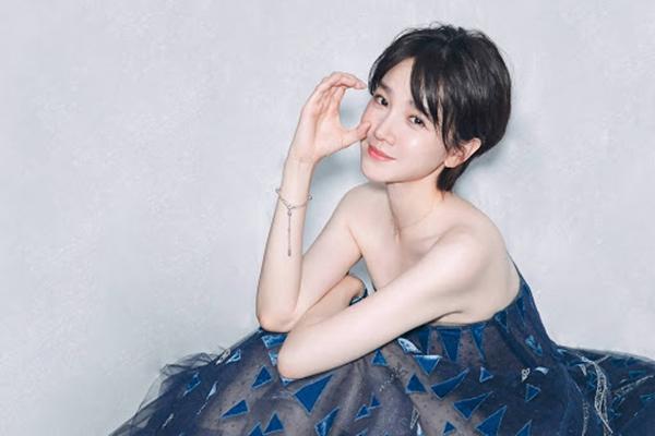 Sau này, cô từ bỏ đội tuyển Quốc gia, nhưng may mắn thay màn biểu diễn bơi lội của cô đã được một vị đạo diễn chú ý.