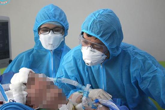 Kỳ diệu: Phi công người Anh có thể ngồi dậy, tự viết vào bảng và bấm nút điều chỉnh giường