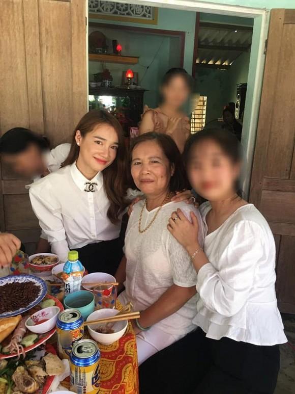 Nhã Phương bị chỉ trích vì về quê chồng ăn giỗ diện nguyên cây hàng hiệu sang chảnh-3