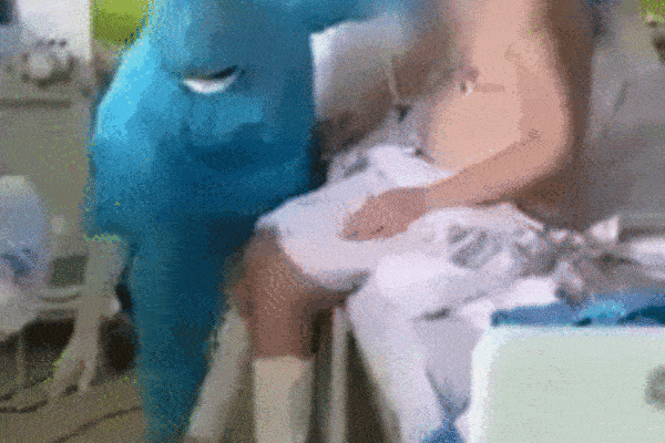 Clip: Phi công người Anh hồi phục kỳ diệu, ngồi dậy đung đưa 2 chân