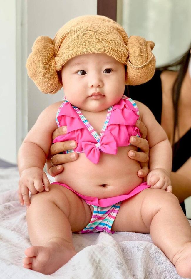 Cưng muốn xỉu ảnh cháu gái 3 tháng tuổi của Trấn Thành lần đầu được mẹ cho diện bikini-2